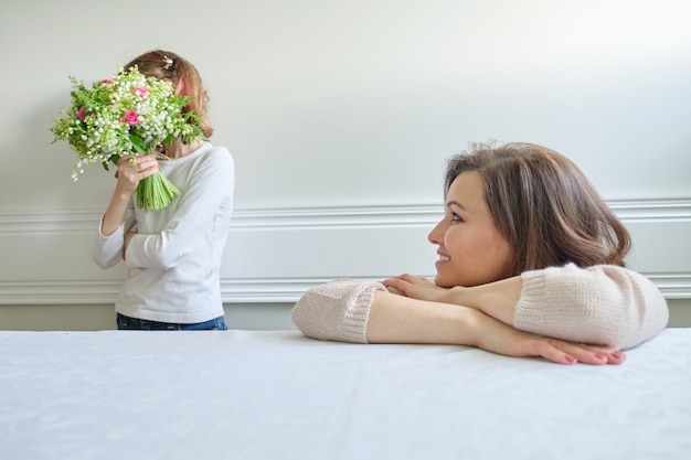 Photo émotionnelle de la mère et de la fille