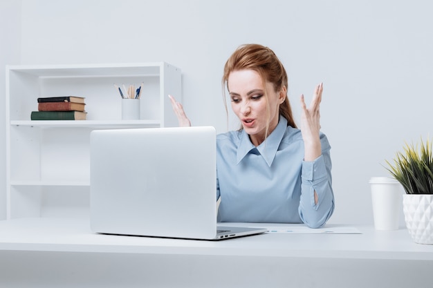 Photo d'un employé de bureau en colère ayant des problèmes avec l'ordinateur.