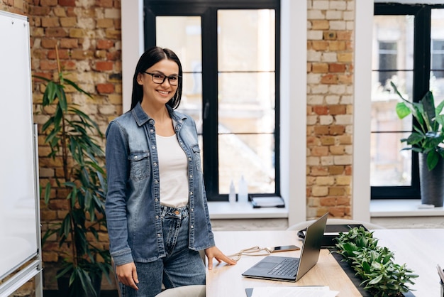 Photo d'un employé de bureau souriant mignon posant à l'intérieur