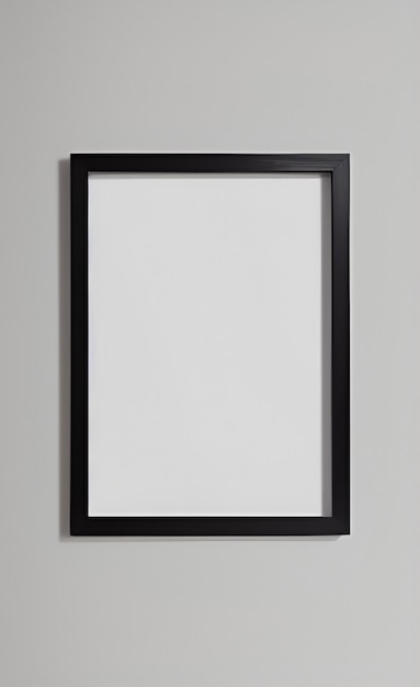 Une photo encadrée noire sur un mur avec un cadre noir.