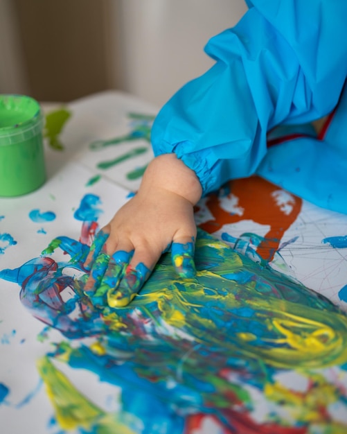 Photo d'un enfant jouant avec de la peinture