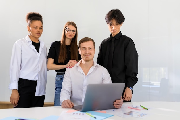 Photo d'équipe d'une équipe multinationale au bureau