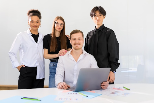 Photo d'équipe d'une équipe multinationale au bureau