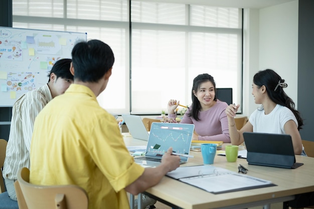 Photo d'une équipe de startups en train de réfléchir et de planifier un nouveau projet ensemble dans un bureau moderne