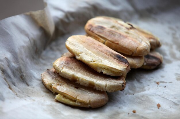 Cette photo est des bananes grillées.