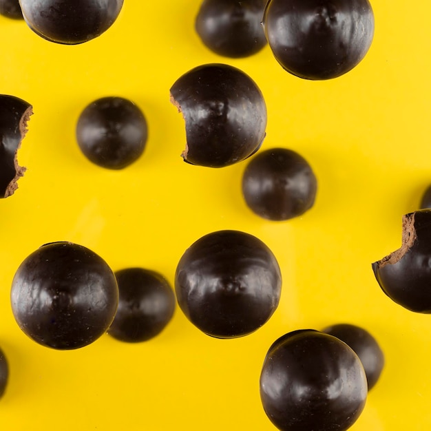 Photo esthétique de biscuits au chocolat de forme ronde avec une noix sur fond jaune vue de dessus