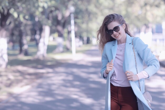 photo d'été fille adulte / belle blonde sur photo d'été, concept de bonheur féminin d'été