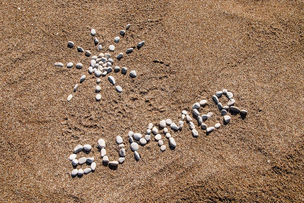 Photo d'été de galets et de sable sur une plage