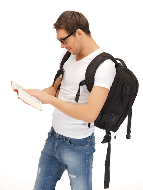 photo d'étudiant avec sac à dos et livre dans les spécifications