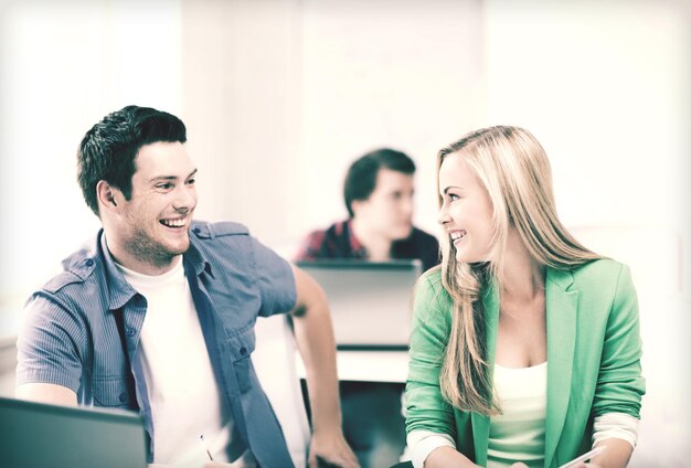 photo d'étudiants souriants se regardant à l'école