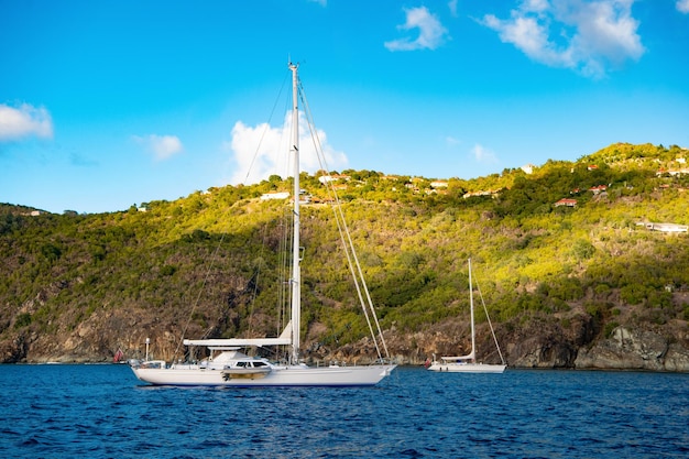 Photo d'une excursion en bateau à voile en mer bateau à voile en mer bateau à voile en mer en vacances d'été sur un bateau à voile en mer