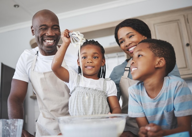 Photo d'une famille cuisinant ensemble dans la cuisine