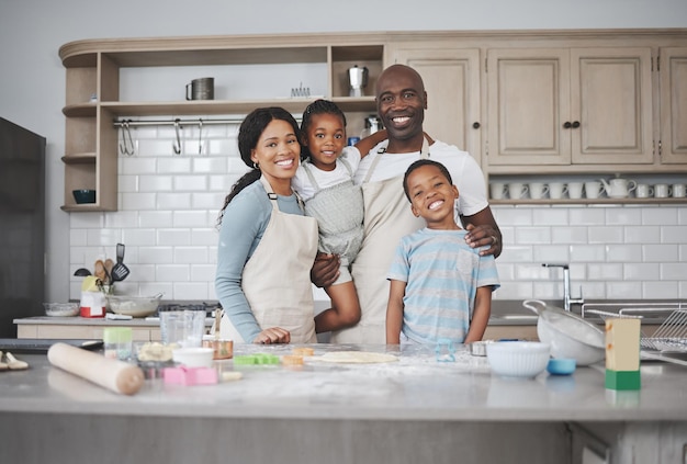 Photo d'une famille cuisinant ensemble dans la cuisine