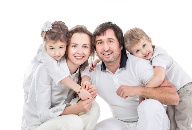 Photo de famille.famille heureuse.parents et enfants.la photo a un espace vide pour le texte