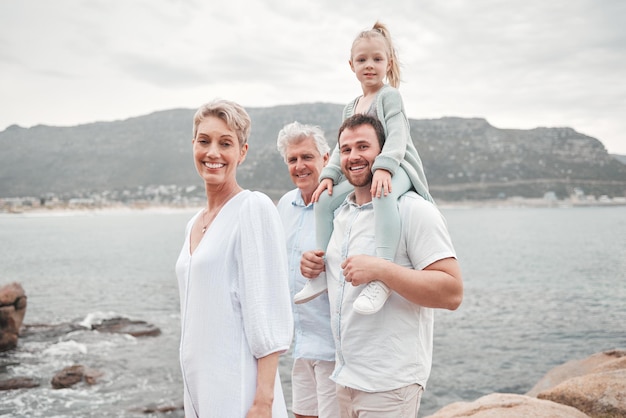 Photo d'une famille heureuse profitant d'une journée le long de la côte