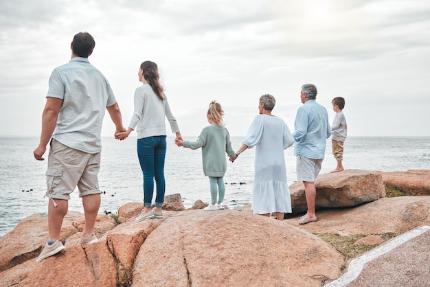 Photo d'une famille heureuse profitant d'une journée le long de la côte