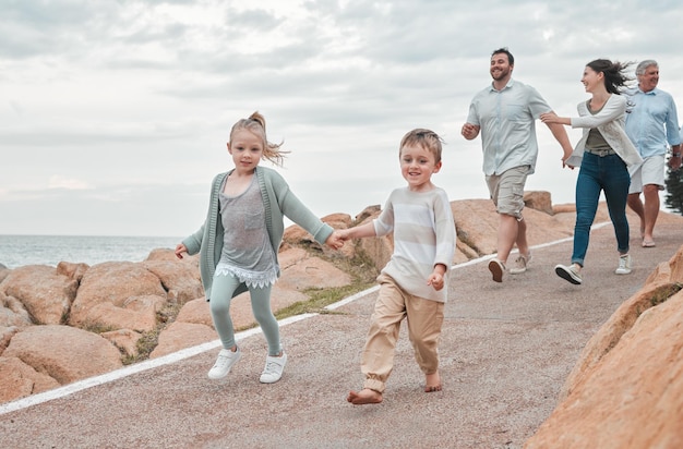 Photo d'une famille heureuse profitant d'une journée le long de la côte