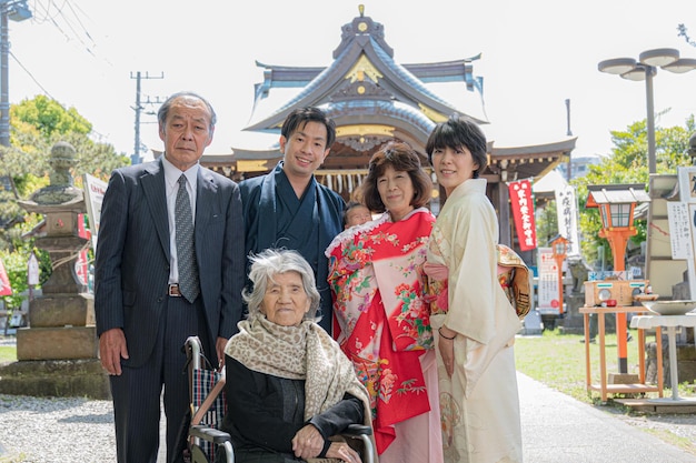 Photo de famille japonaise au sanctuaire