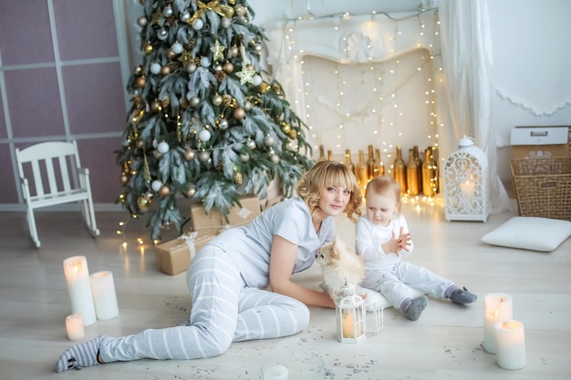 Photo de famille de la mère et de la fille à la maison dans des couleurs vives le jour de Noël.