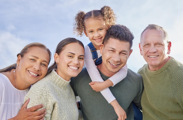 Photo d'une famille multigénérationnelle passant du temps ensemble à l'extérieur