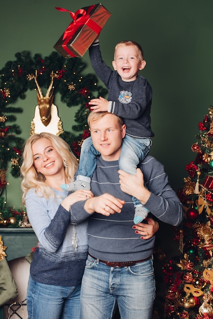 Photo de famille de Noël, papa, fils et maman