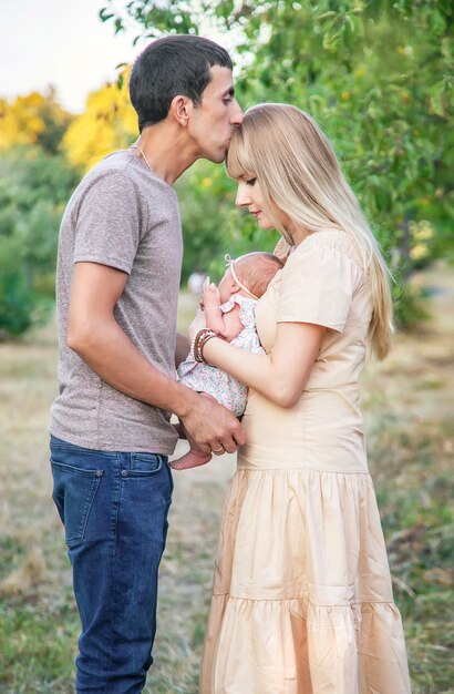 Photo de famille avec un nouveau-né. Mise au point sélective. Gens.