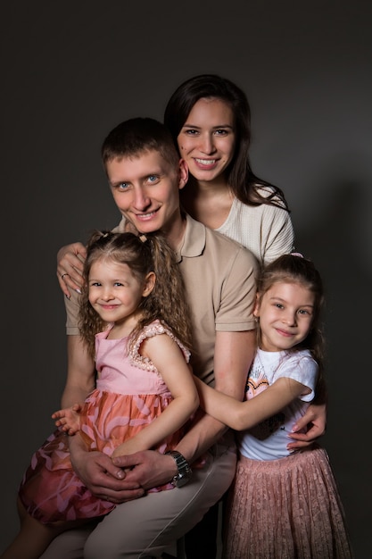 Photo de famille que les parents aiment passer du temps avec leurs enfants maman et papa embrassent le bébé le concept de chi ...