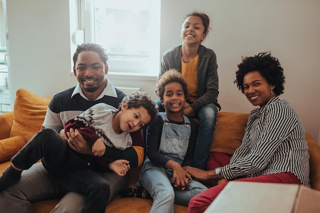 Photo d'une famille s'amusant lors d'un déménagement