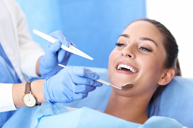 Photo d'une femme adulte ayant une visite chez le dentiste