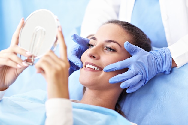 Photo d'une femme adulte ayant une visite chez le dentiste