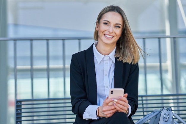 Photo d'une femme d'affaires assise et attendant dans la gare