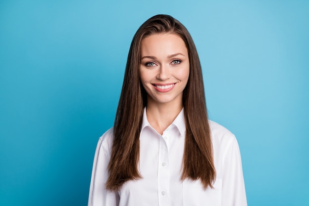 Photo de femme d'affaires bonne humeur personne sympathique porter une chemise blanche fond de couleur bleu isolé