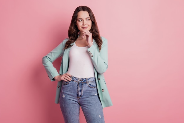 La photo d'une femme d'affaires créative intelligente et intelligente en tenue à la mode a l'air d'un espace vide sur fond rose