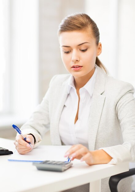 photo de femme d'affaires avec ordinateur portable et calculatrice