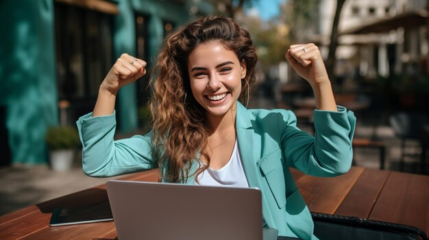 photo femme d'affaires avec un ordinateur portable à la main est heureuse du succès généré par l'IA