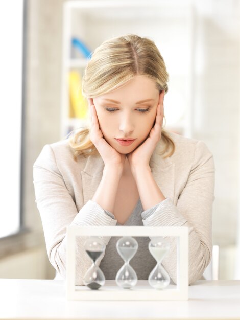 photo de femme d'affaires pensive avec verre de sable