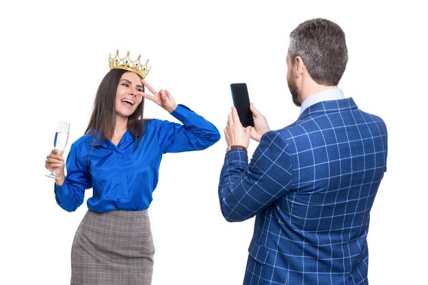 Photo d'une femme d'affaires prospère en couronne avec une femme d'affaires professionnelle en champagne