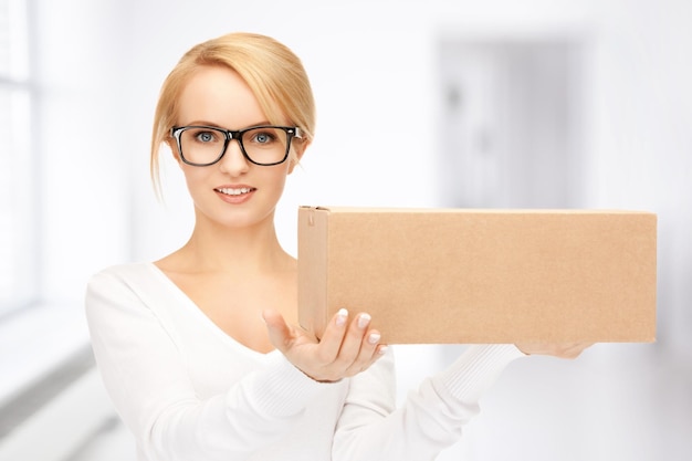 photo d'une femme d'affaires séduisante avec une boîte en carton