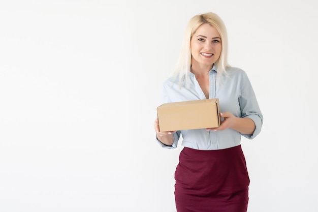 photo d'une femme d'affaires séduisante livrant une boîte en carton