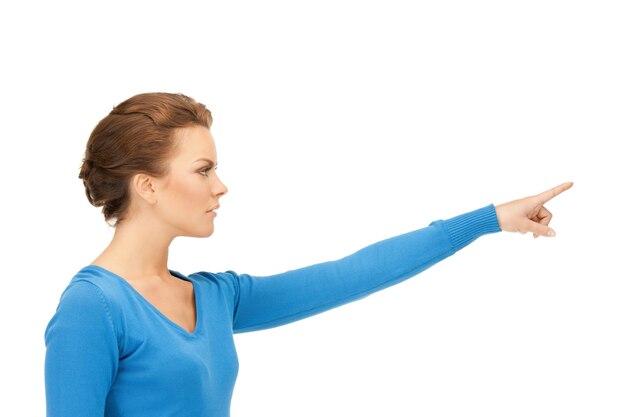 Photo photo d'une femme d'affaires séduisante pointant son doigt