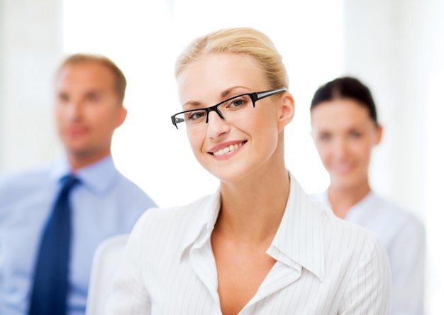 photo de femme d'affaires séduisante souriante au bureau