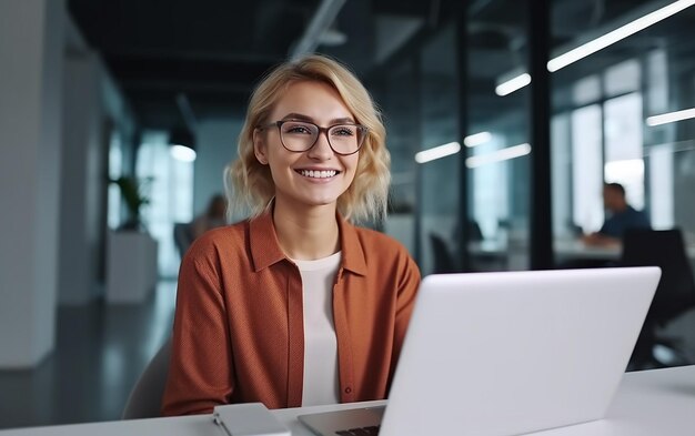 Photo d'une femme d'affaires travaillant avec un ordinateur