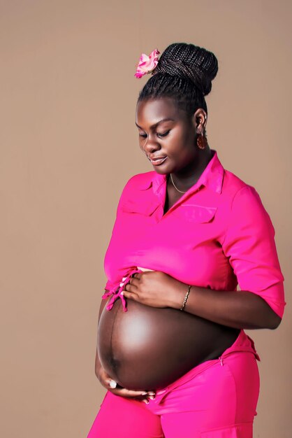 Photo une photo de femme africaine enceinte.