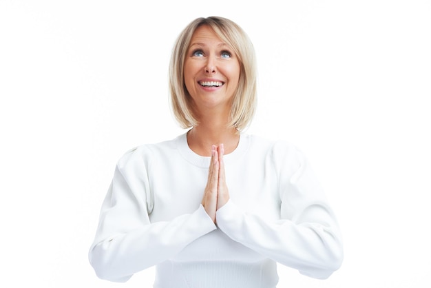 Photo de femme blonde isolée sur fond blanc