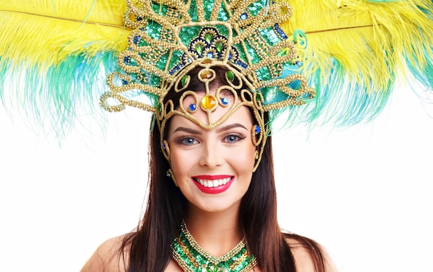 Photo de femme brésilienne posant en costume de samba sur blanc