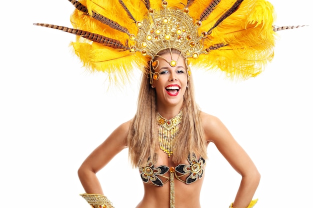 Photo de femme brésilienne posant en costume de samba sur blanc
