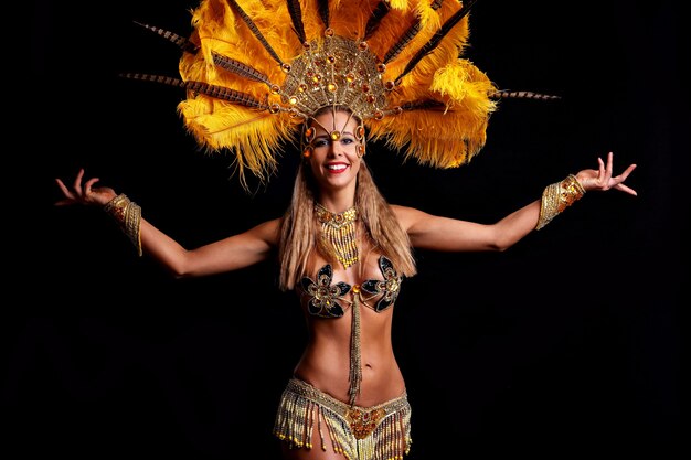 Photo de femme brésilienne posant en costume de samba sur fond noir