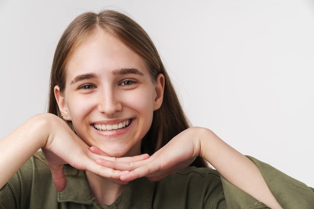 Photo de femme caucasienne drôle regardant la caméra et souriant