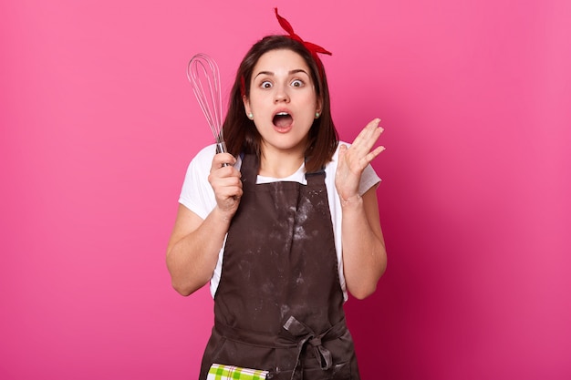 Photo d'une femme charmante veut faire du gâteau.