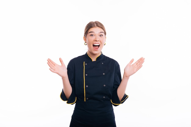 Photo d'une femme chef se sentant choquée, excitée, riant et célébrant le succès, disant wow !